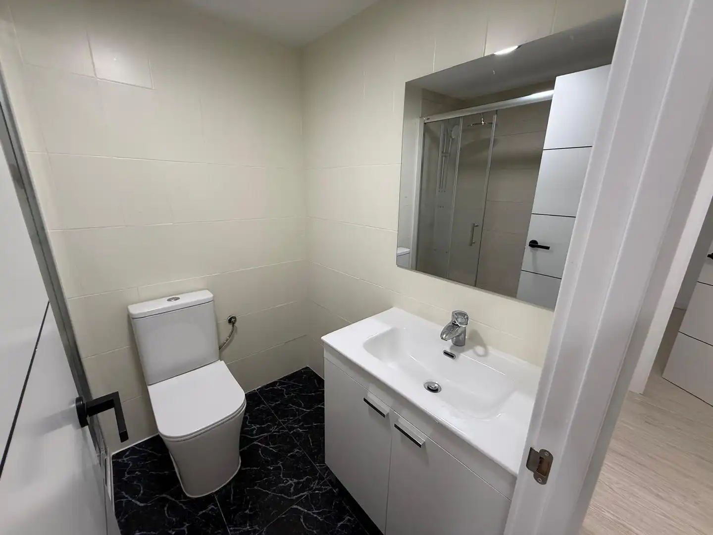 Bathroom of Flat for sale in L'Hospitalet de Llobregat  with Alarm