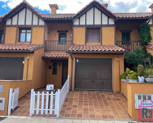 Vista exterior de Casa adosada en venda en Valverde de la Virgen amb Piscina