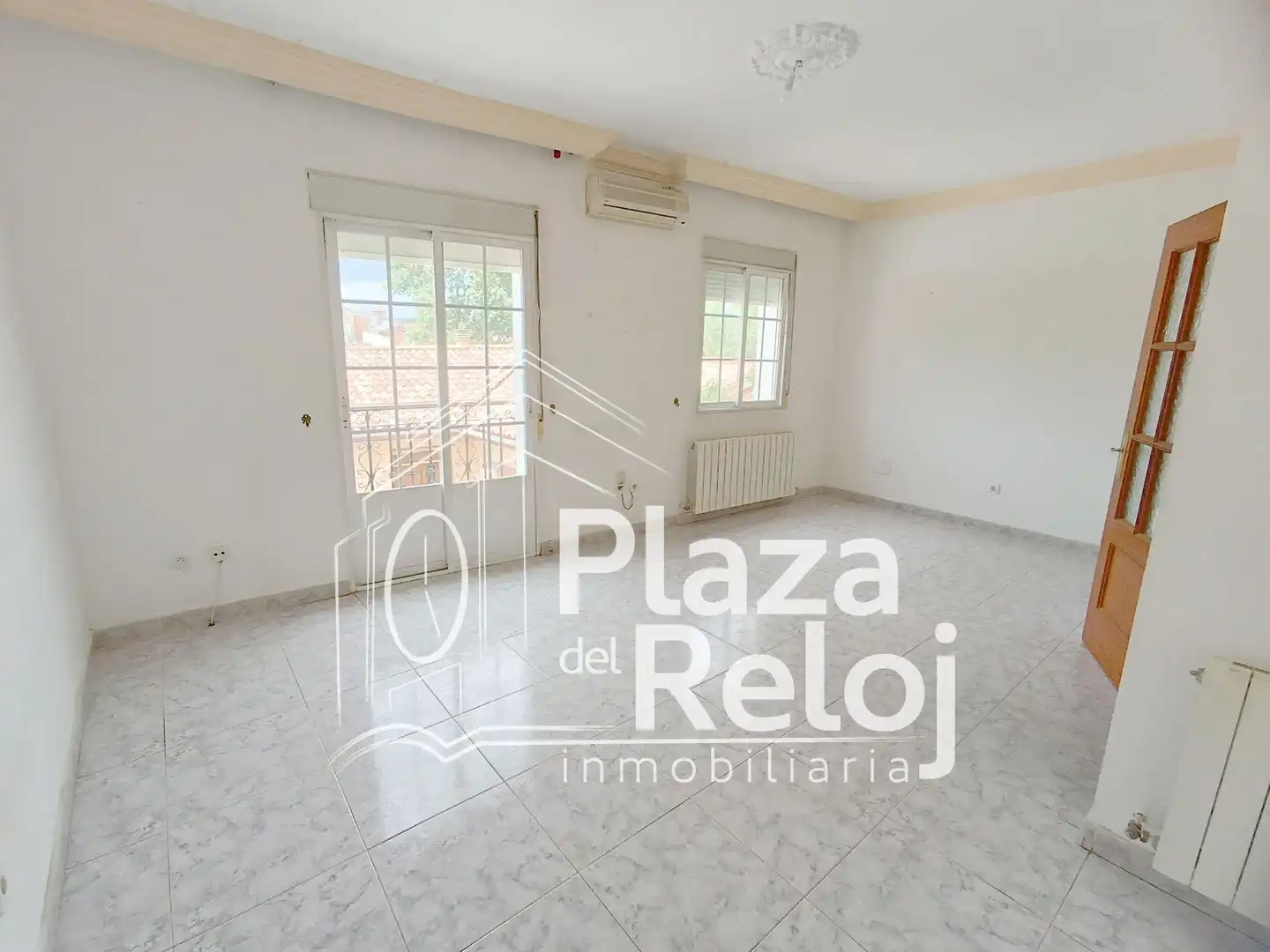 Vista exterior de Casa adosada en venda en Navalcán amb Aire condicionat, Terrassa i Traster