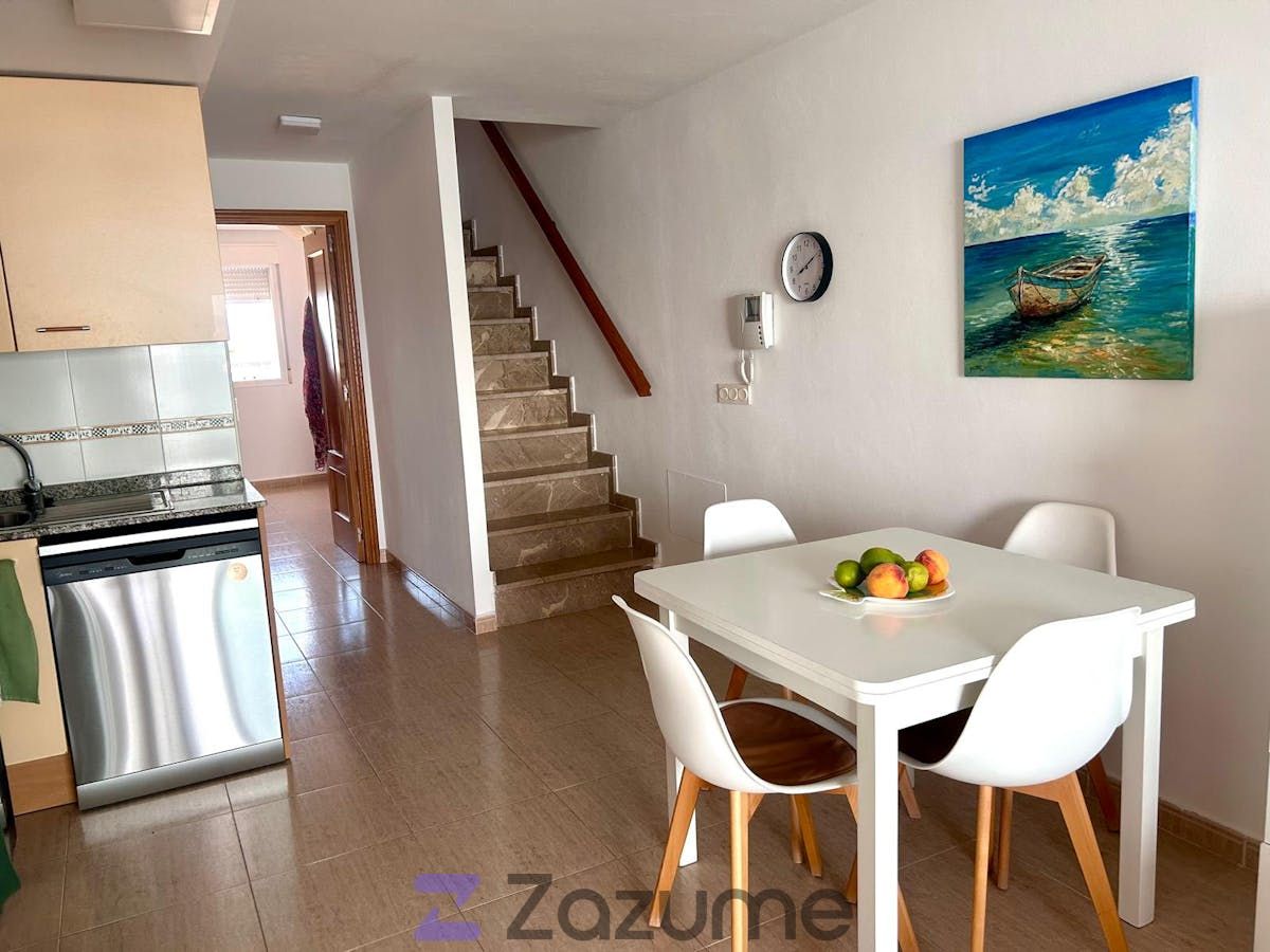 Menjador de Dúplex de lloguer en La Manga del Mar Menor amb Aire condicionat, Calefacció i Jardí privat