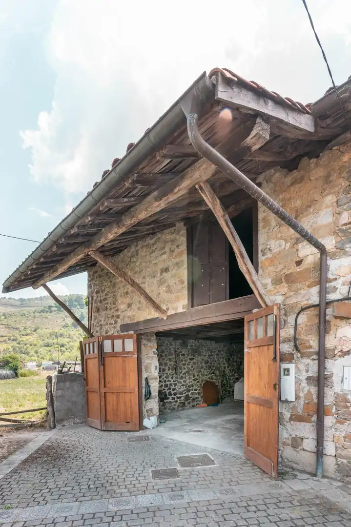 Vista exterior de Casa o xalet en venda en Sobrescobio amb Jardí privat, Terrassa i Traster