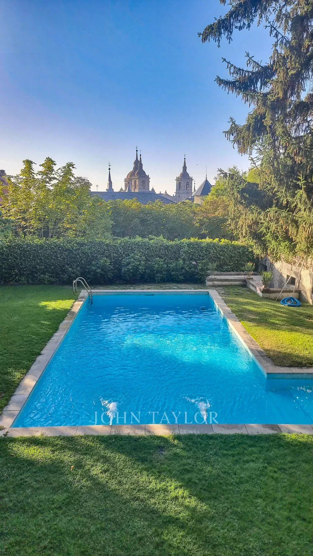 Piscina de Casa o xalet en venda en San Lorenzo de El Escorial amb Calefacció, Jardí privat i Terrassa
