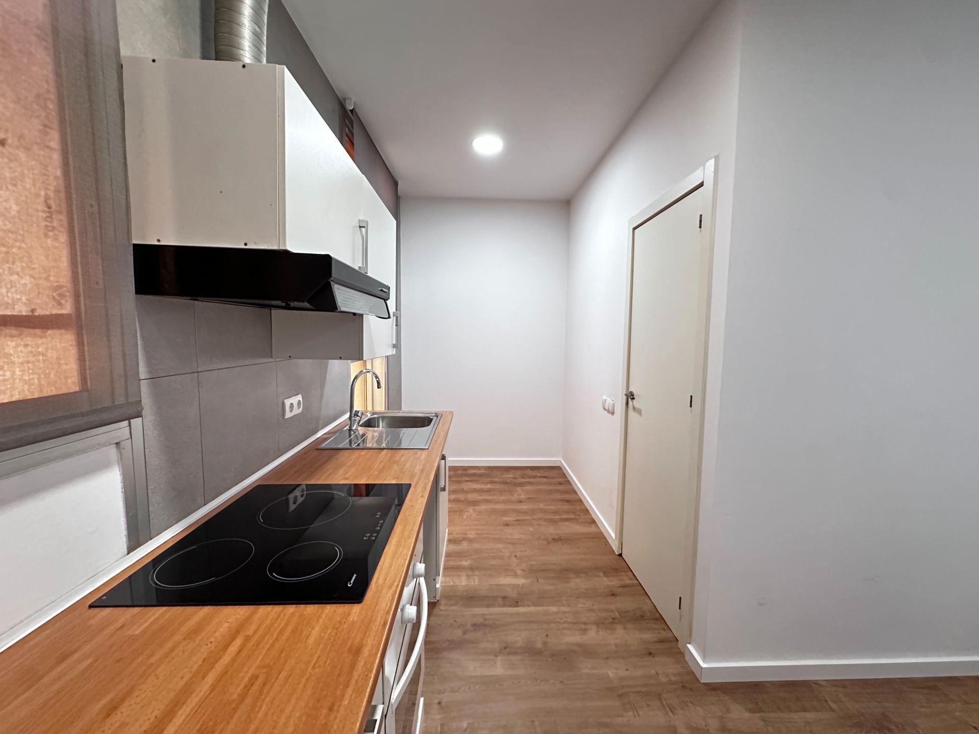 Cocina de Estudio de alquiler en Badalona con Parquet y Horno