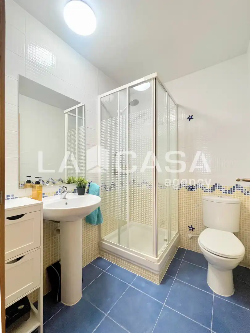 Baño de Dúplex en venta en Badalona con Calefacción, Piscina y Balcón