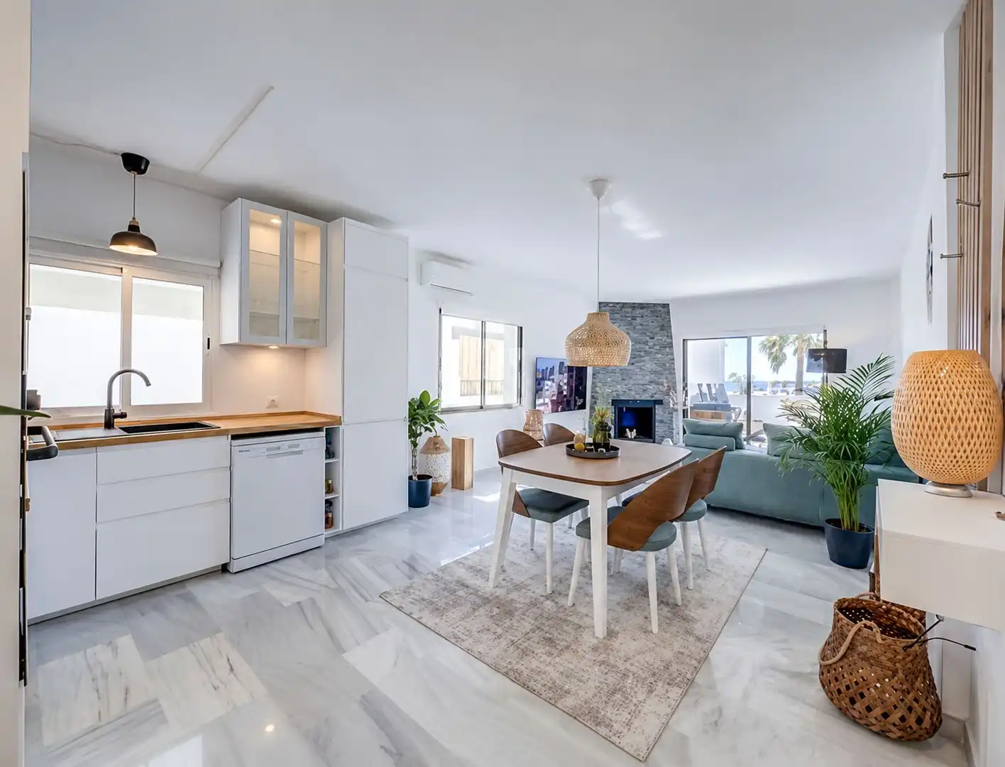 Menjador de Apartament de lloguer en Mijas amb Aire condicionat, Terrassa i Moblat