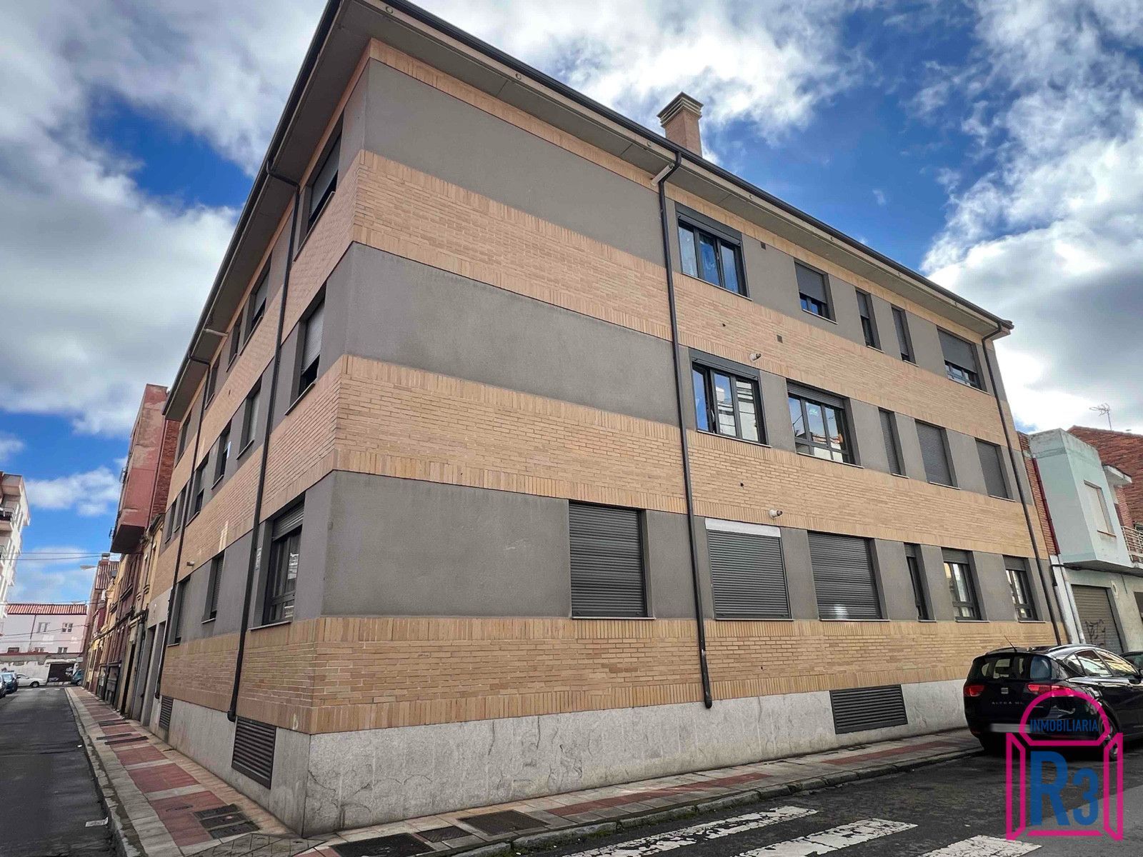 Vista exterior de Dúplex en venta en San Andrés del Rabanedo con Calefacción y Trastero