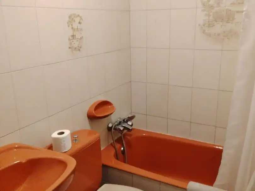 Bany de Local en venda en Grado amb Calefacció, Terrassa i Moblat