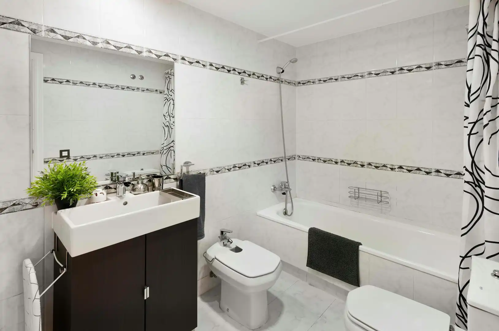 Baño de Piso de alquiler en Madrid con Aire acondicionado, Calefacción y Jardín privado