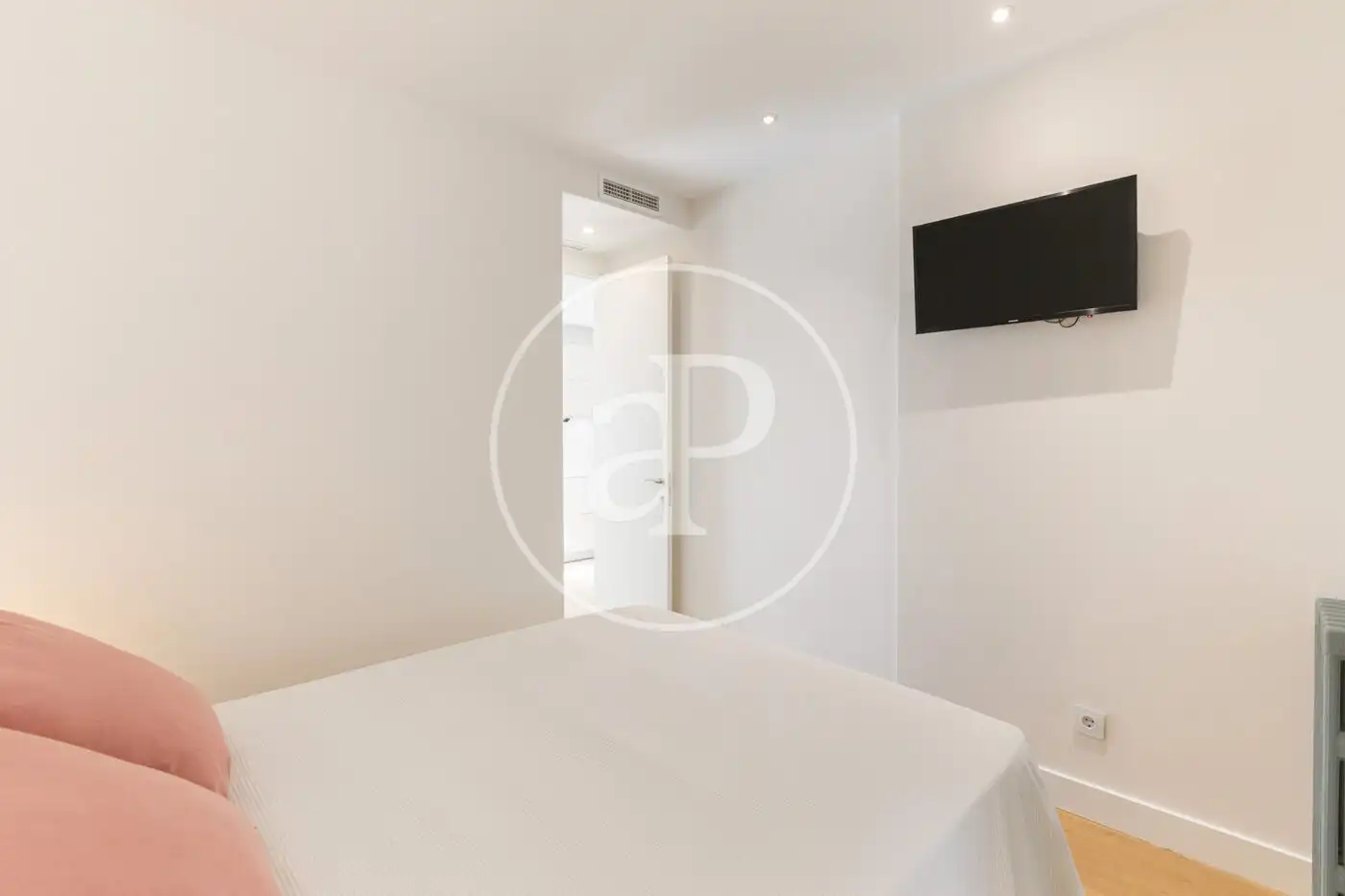 Schlafzimmer von Dachboden zur Miete in Madrid mit Klimaanlage, Heizung und Terrasse