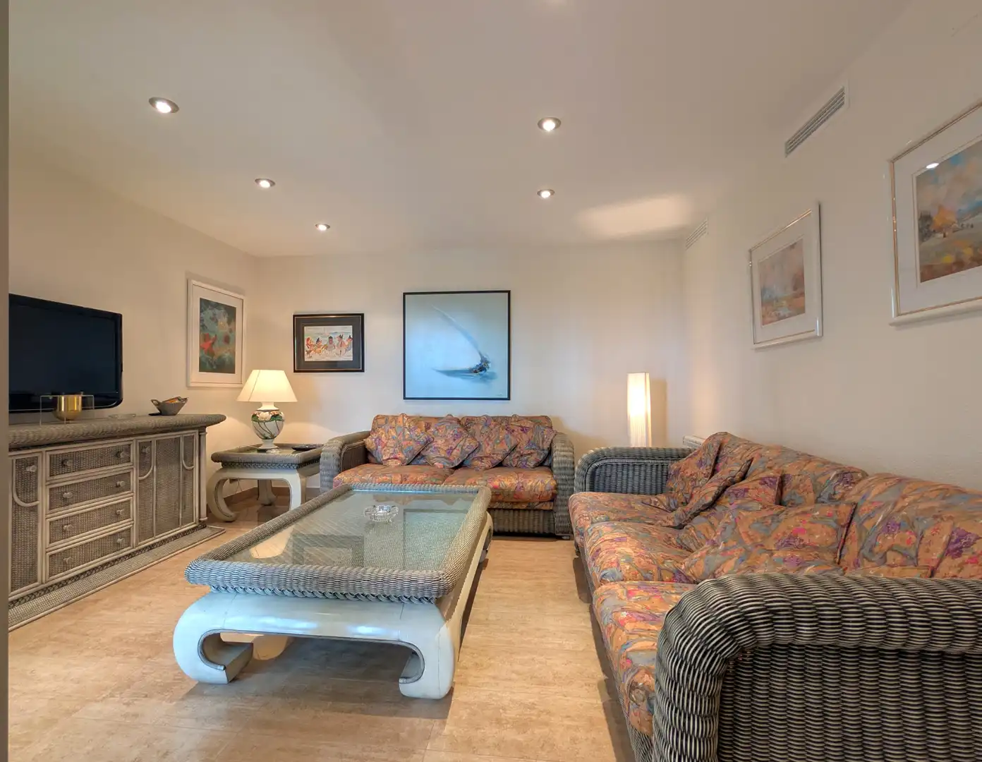 Sala de estar de Planta baja en venta en Castell d'Aro, Platja d'Aro i s'Agaró con Aire acondicionado, Calefacción y Jardín privado