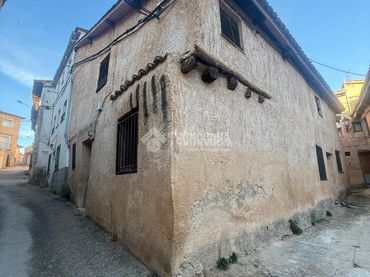 Casa aparellada amb jardí en venda a Cifuentes