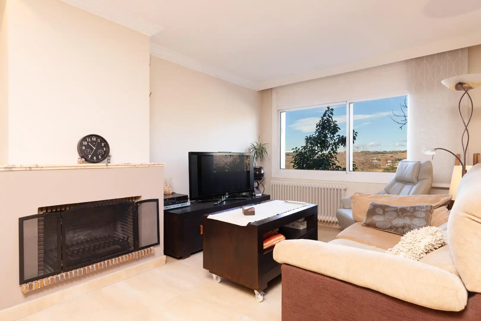 Sala de estar de Casa adosada en venta en Santa Perpètua de Mogoda con Aire acondicionado, Calefacción y Trastero