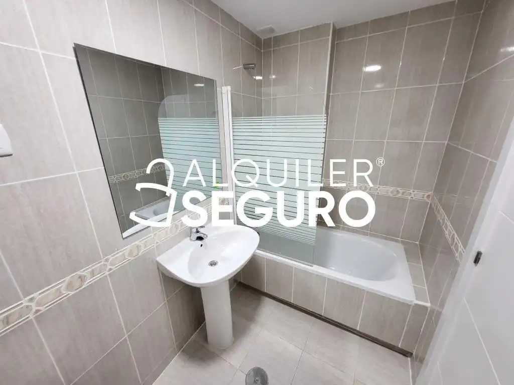 Bany de Pis de lloguer en Móstoles amb Calefacció i Piscina