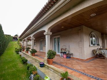 Casa amb balcó en venda a Rúa Regueiro