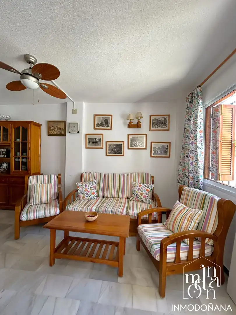 Sala de estar de Casa adosada en venta en Almonte con Terraza, Piscina y Amueblado