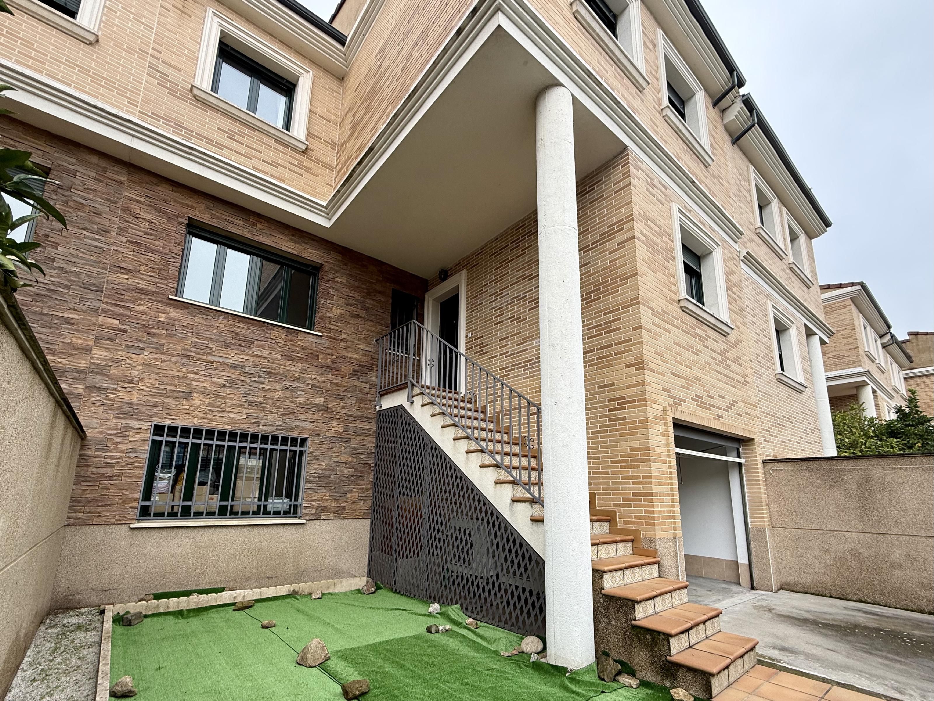 Exterior view of Duplex for sale in Plasencia  with Air Conditioner and Heating