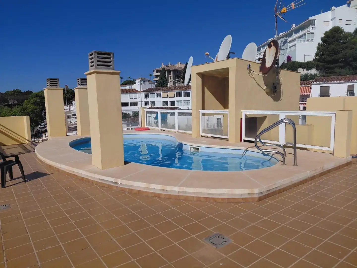 Piscina de Pis de lloguer en Fuengirola amb Aire condicionat, Terrassa i Moblat