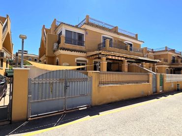 Adosado con balcón en venta en Calle C. Gotzone Mora 36