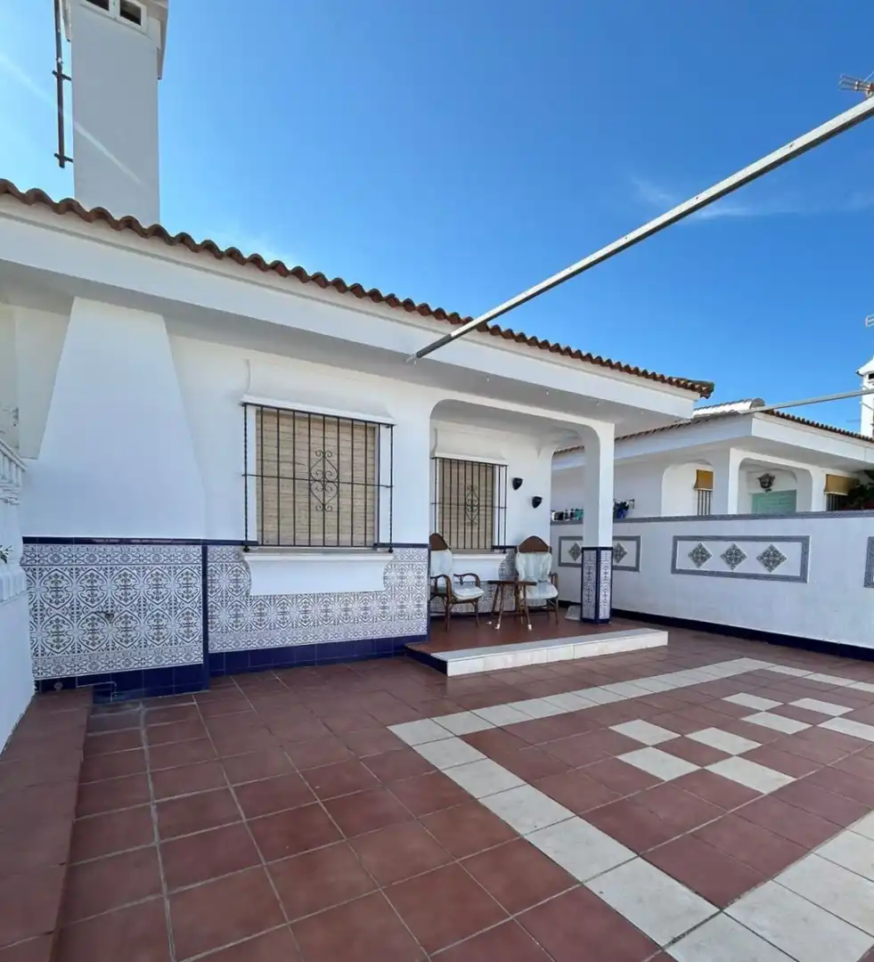 Vista exterior de Casa o xalet en venda en Almonte amb Calefacció, Moblat i Piscina comunitària