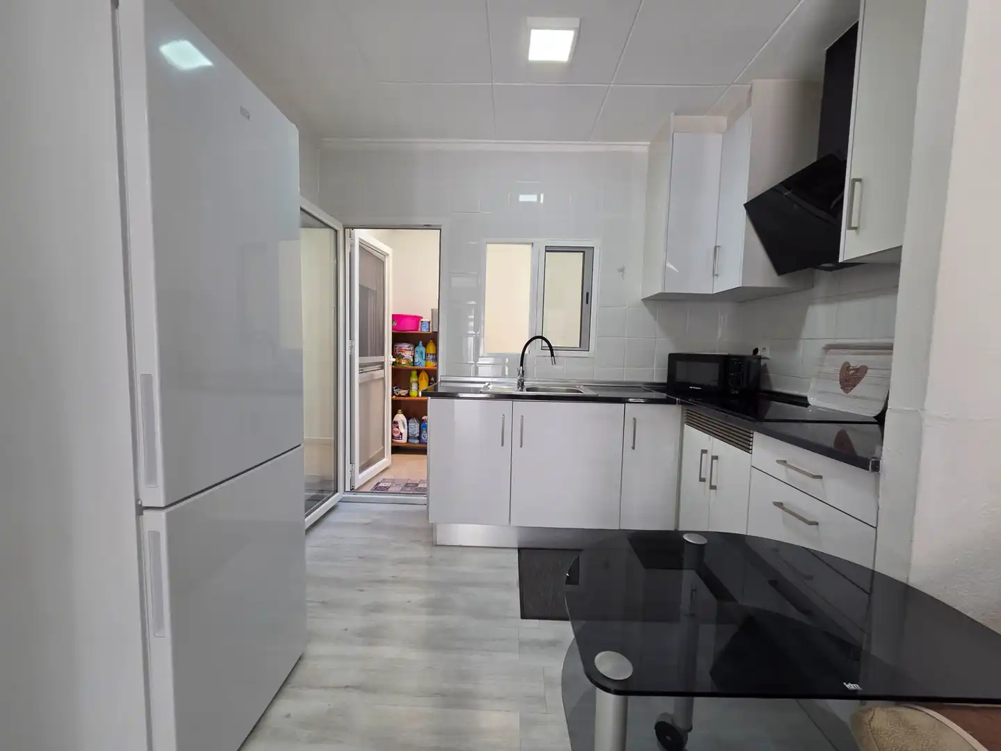 Küche von Einfamilien-Reihenhaus zum Verkauf in Torrevieja mit Klimaanlage, Terrasse und Abstellraum