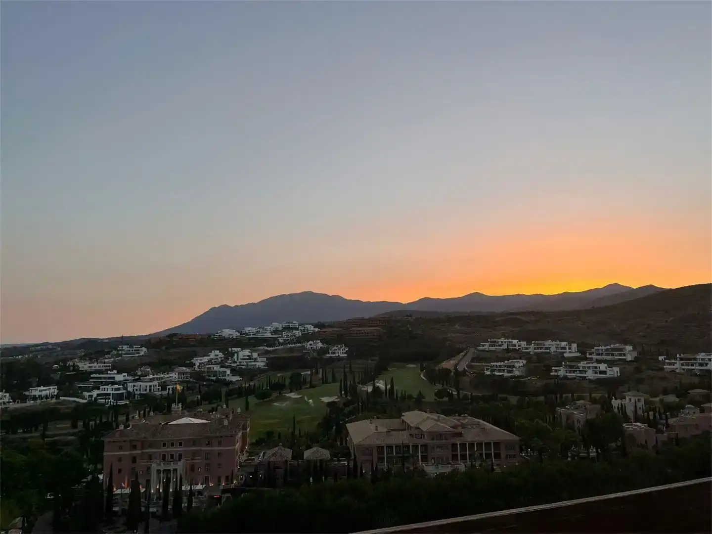 Vista exterior de Àtic de lloguer en Benahavís amb Aire condicionat i Piscina