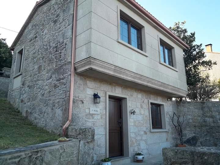 Vista exterior de Casa o xalet de lloguer en Vimianzo amb Calefacció, Jardí privat i Moblat