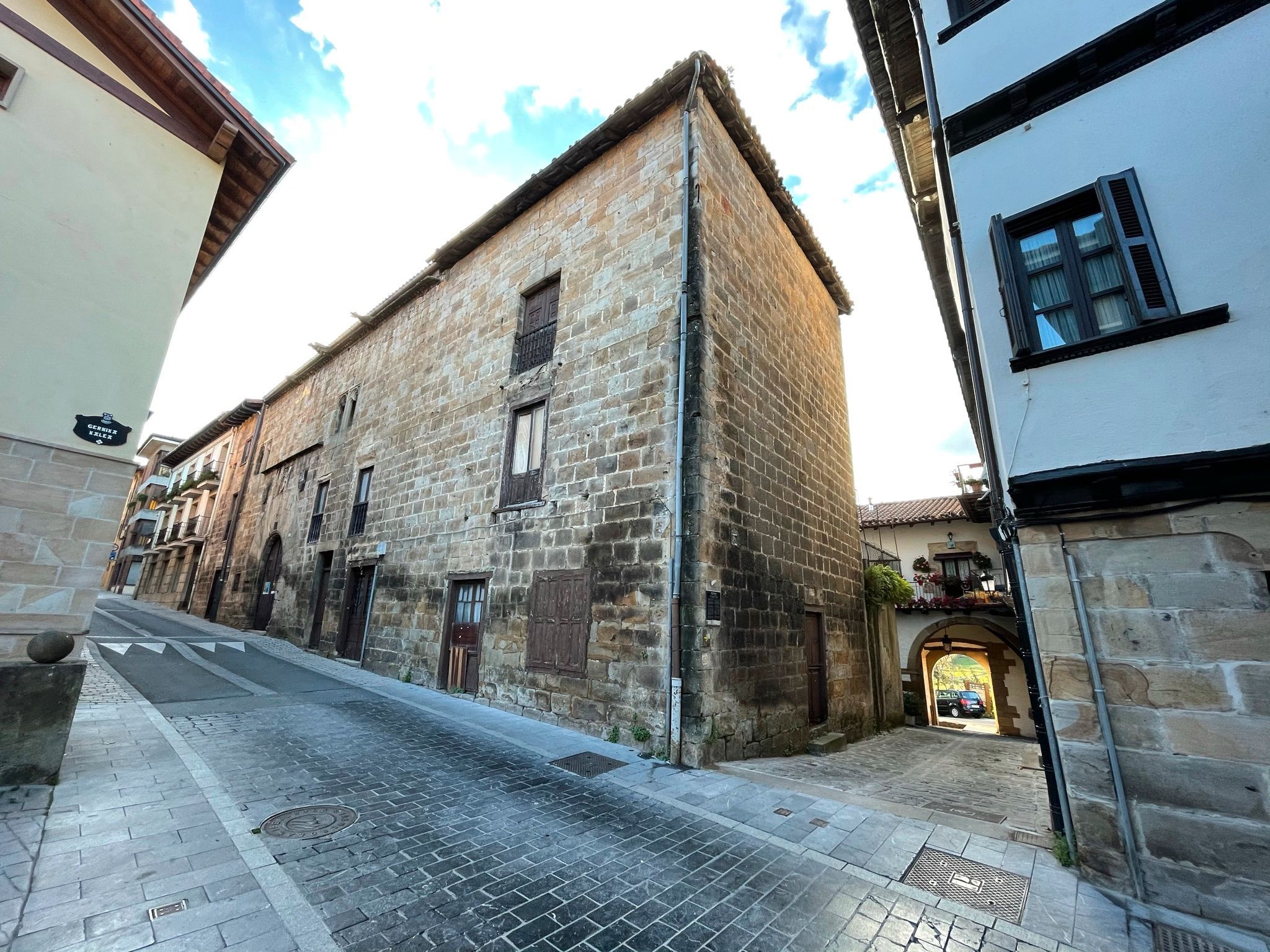 Vista exterior de Finca rústica en venda en Segura amb Terrassa i Traster