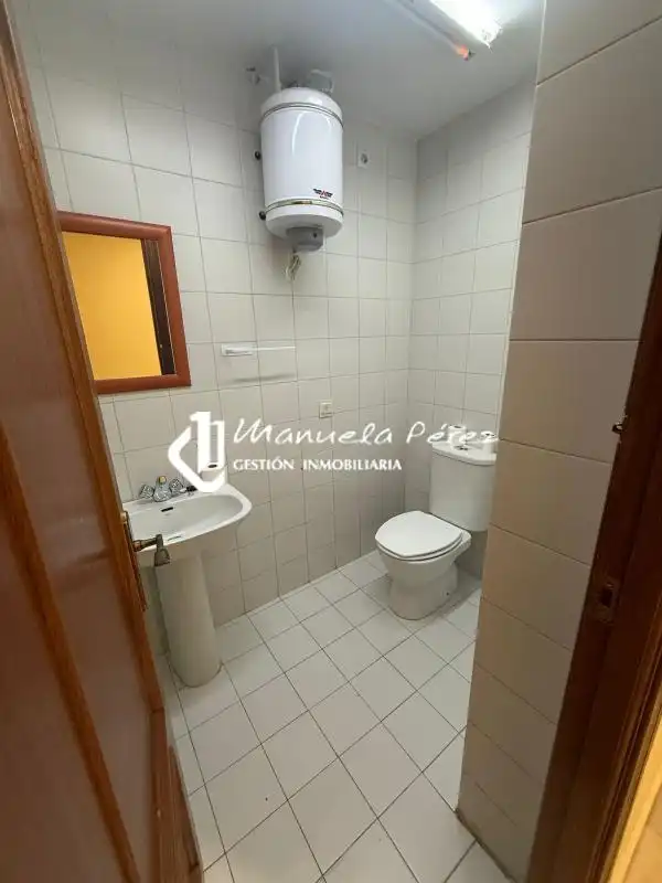 Badezimmer von Gebäude zur Miete in Cáceres
