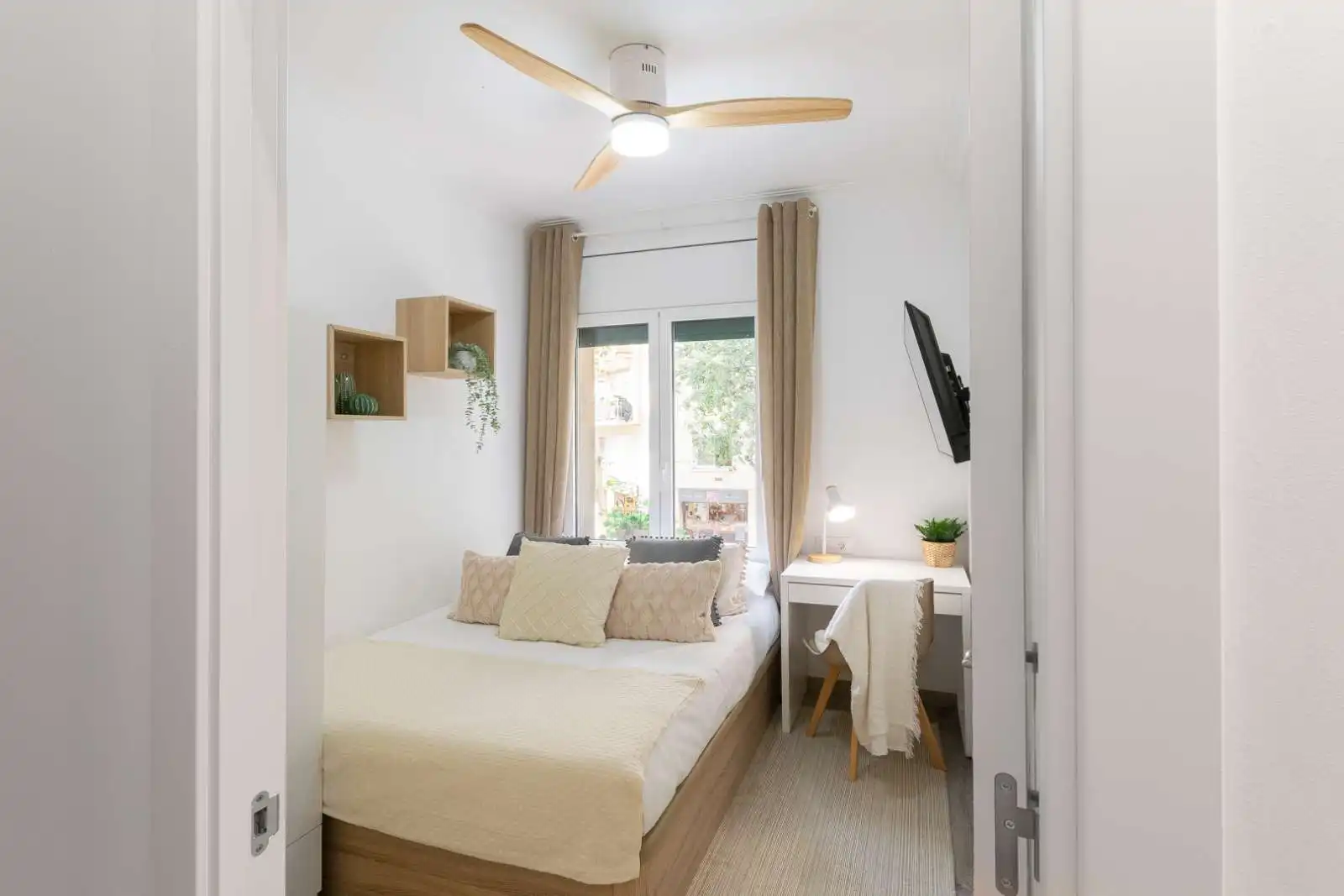 Bedroom of Flat for share in Barcelona  with Air Conditioner, Heating and Terrace