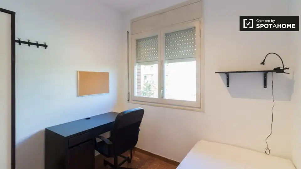 Bedroom of Flat for share in Barcelona  with Air Conditioner, Heating and Furnished