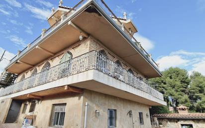 Vista exterior de Casa o xalet en venda en Bellvei amb Jardí privat, Terrassa i Piscina