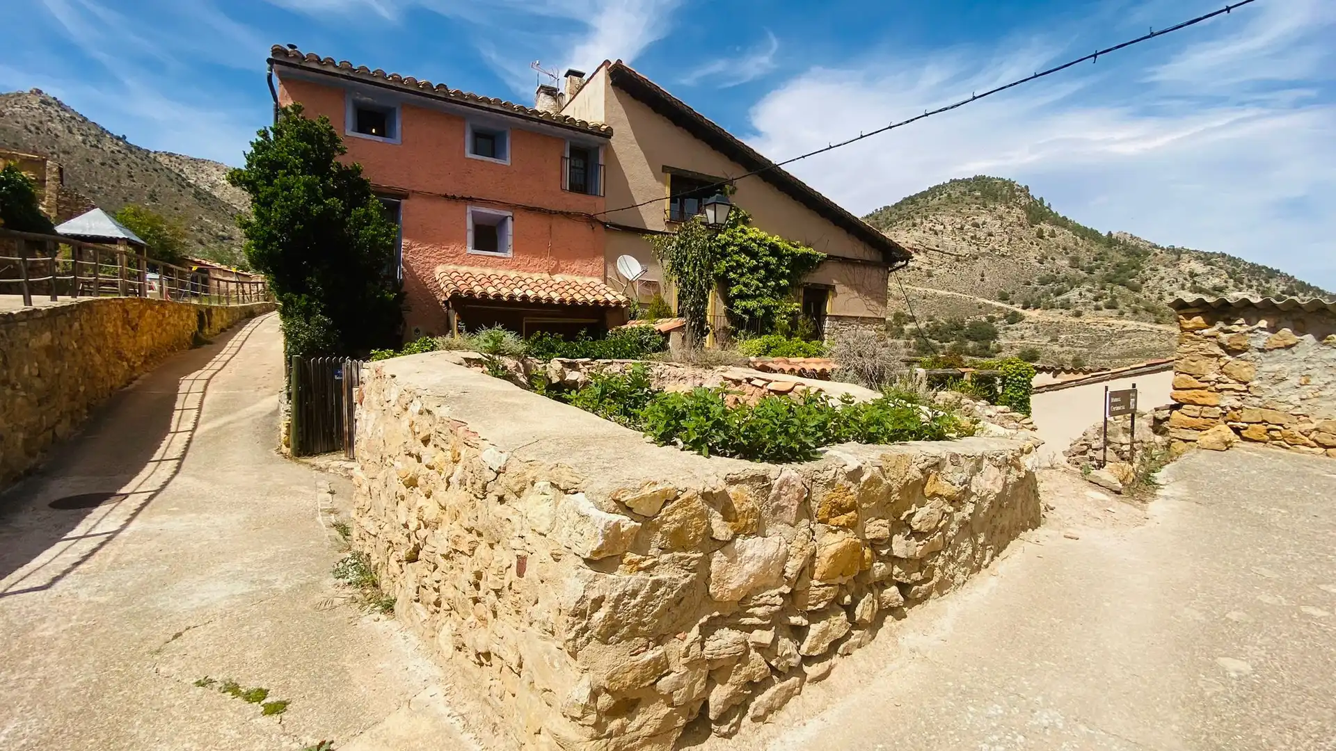 Vista exterior de Casa o xalet en venda en Villarluengo amb Calefacció, Jardí privat i Terrassa