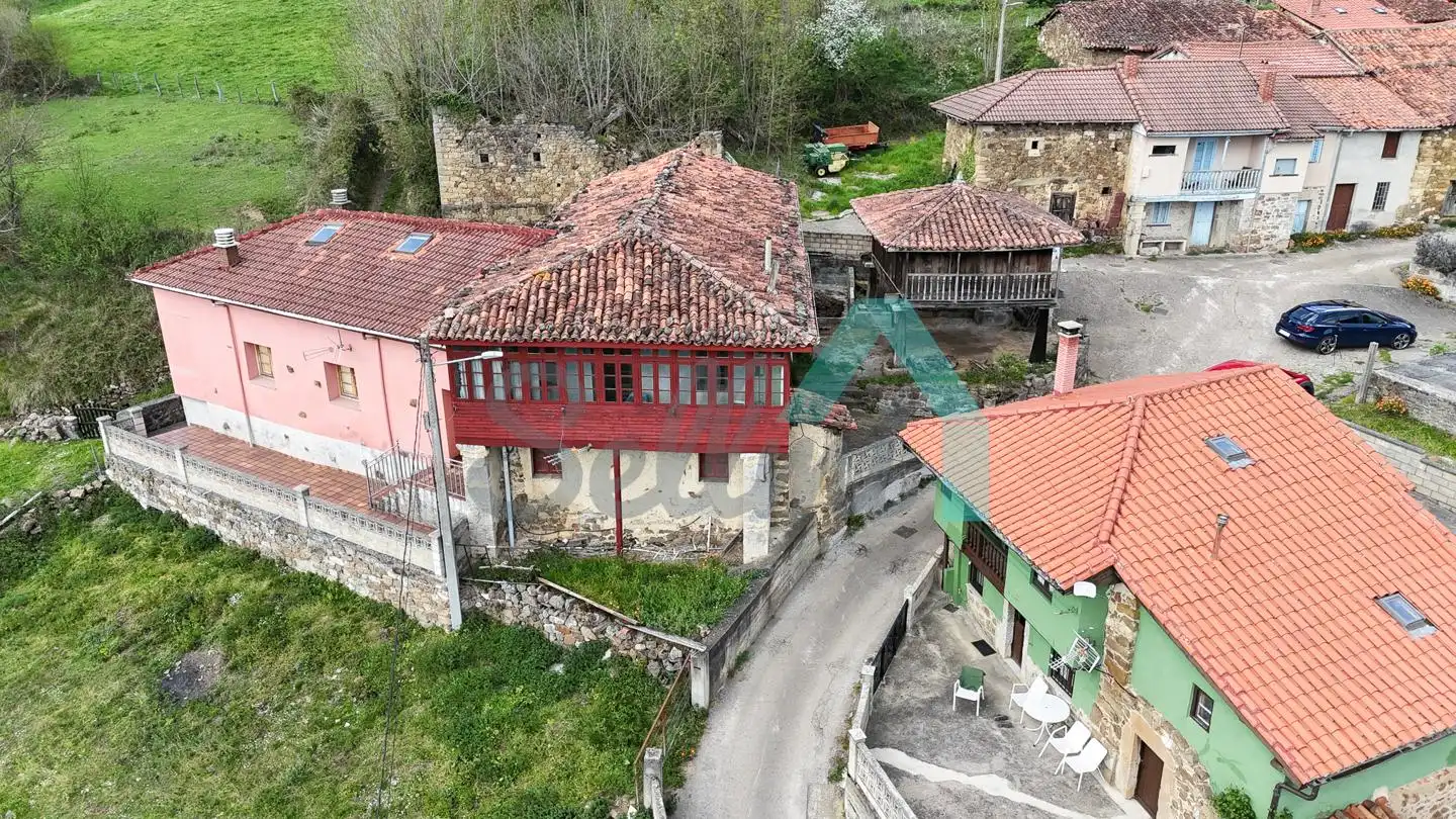 Außenansicht von Einfamilien-Reihenhaus zum Verkauf in Quirós mit Privatgarten und Terrasse