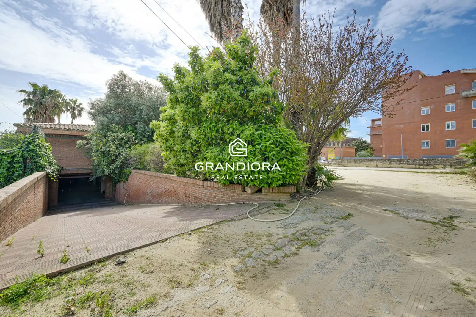 Vista exterior de Casa o xalet en venda en Cerdanyola del Vallès amb Aire condicionat i Piscina