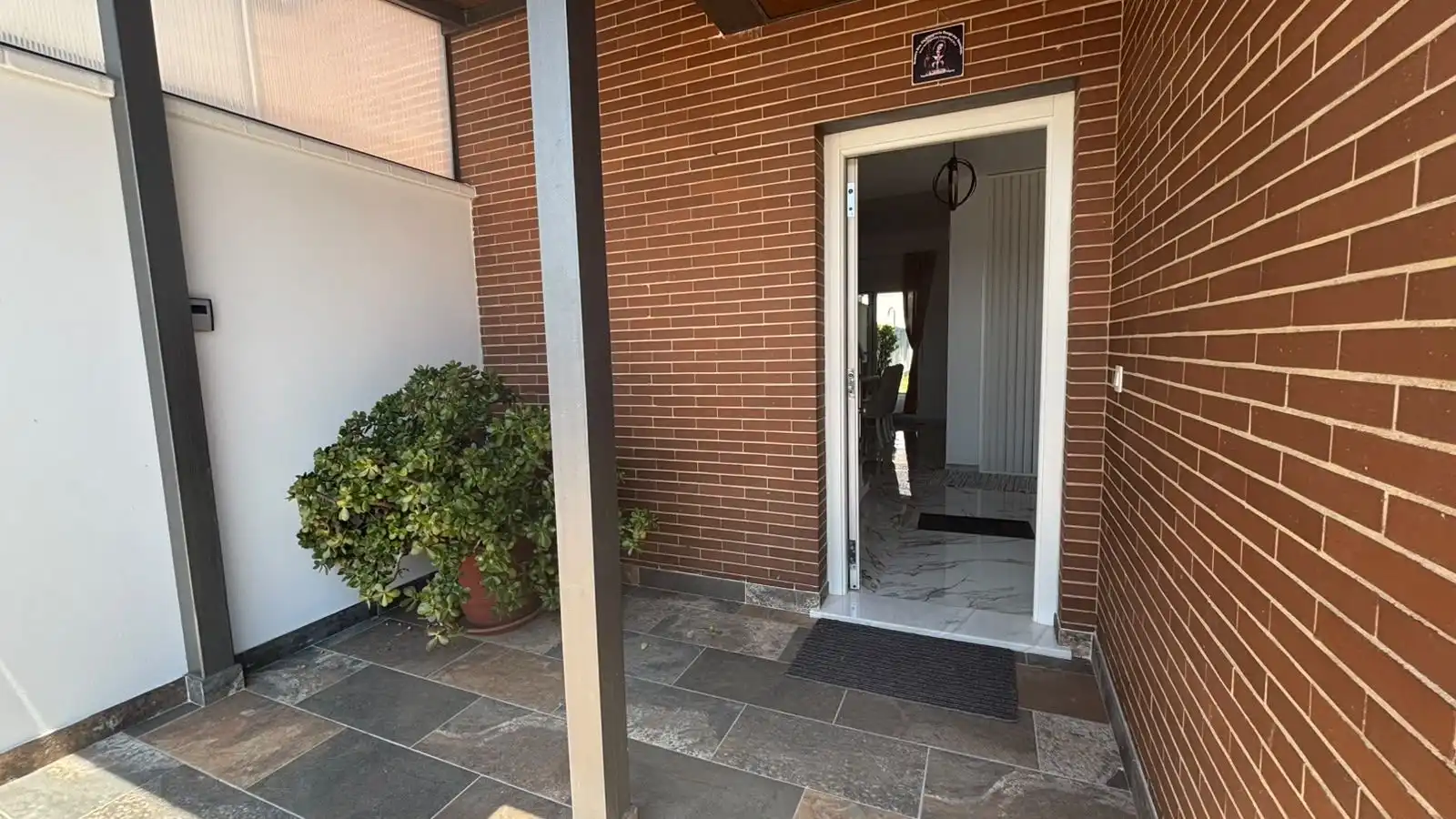 Casa adosada en venda en Huévar del Aljarafe amb Aire condicionat, Traster i Alarma