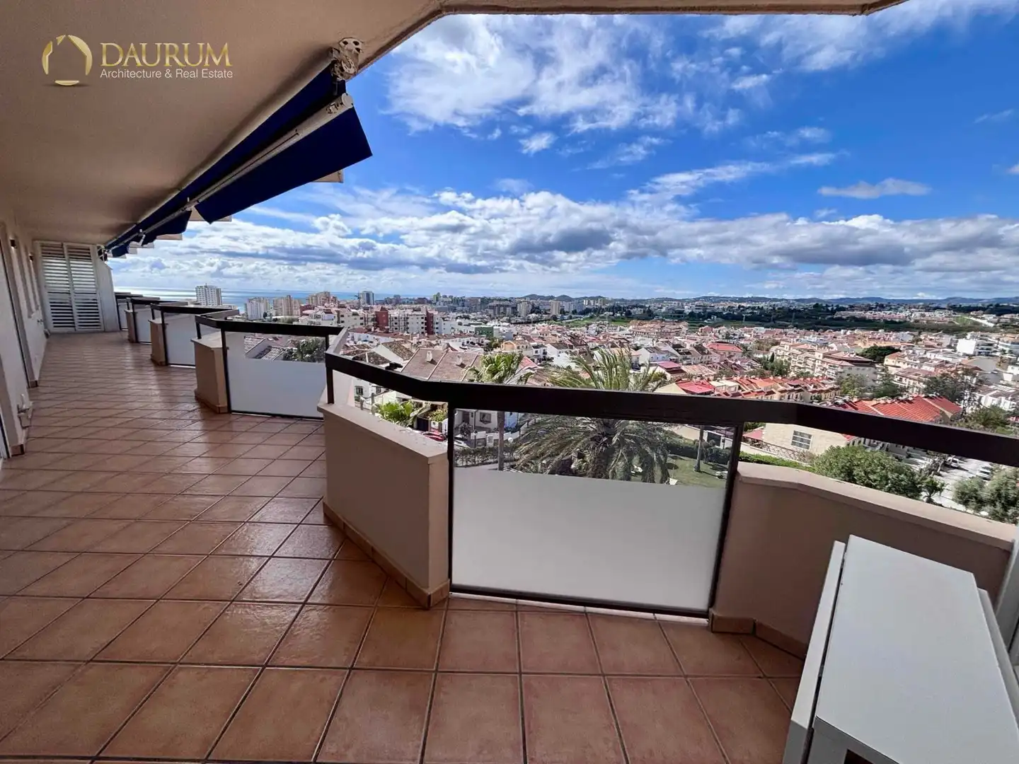 Vista exterior de Pis en venda en Fuengirola amb Aire condicionat, Terrassa i Piscina