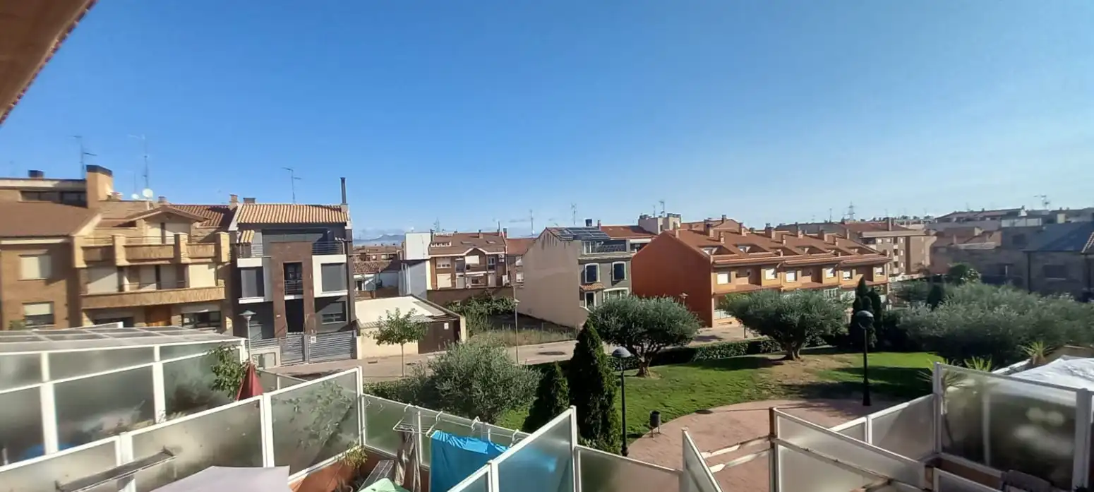 Vista exterior de Casa adosada en venta en Lardero con Calefacción y Terraza