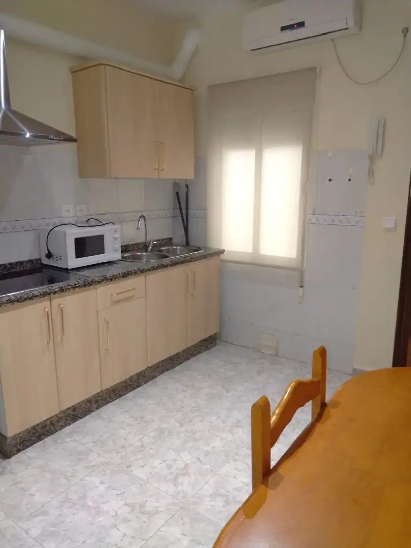 Cuina de Apartament de lloguer en Córdoba amb Aire condicionat, Calefacció i Moblat