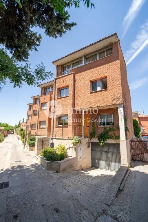 Außenansicht von Einfamilien-Reihenhaus zum Verkauf in Lleida mit Klimaanlage, Heizung und Privatgarten