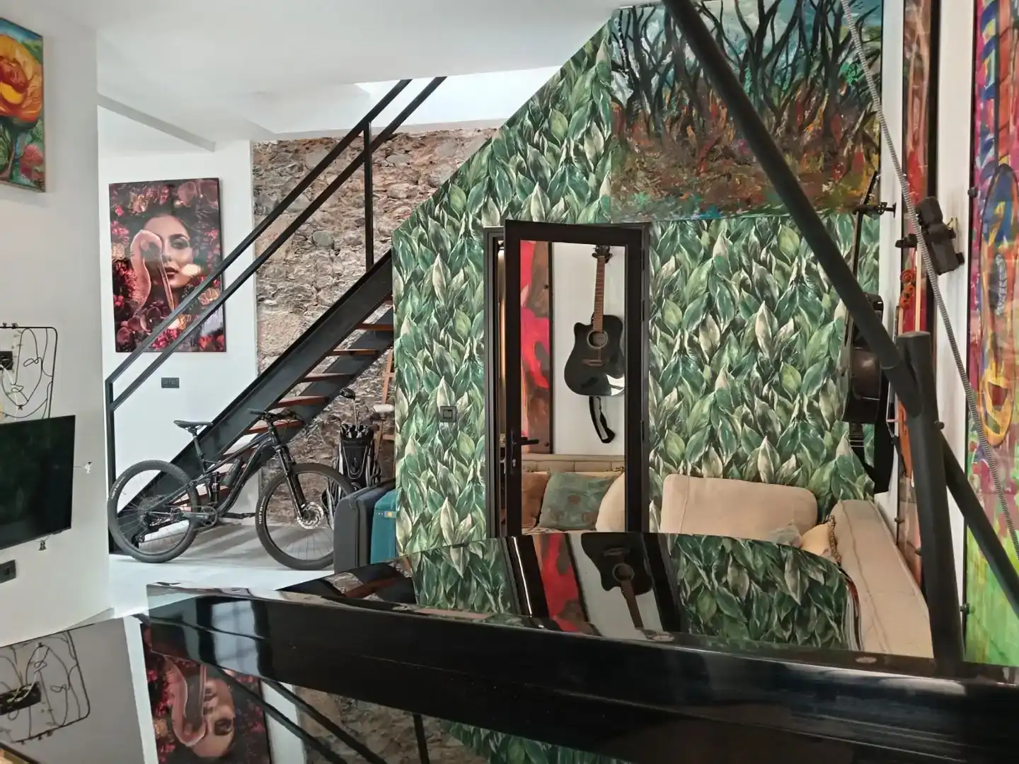 Sala d'estar de Casa adosada en venda en Las Palmas de Gran Canaria amb Jardí privat, Piscina i Moblat