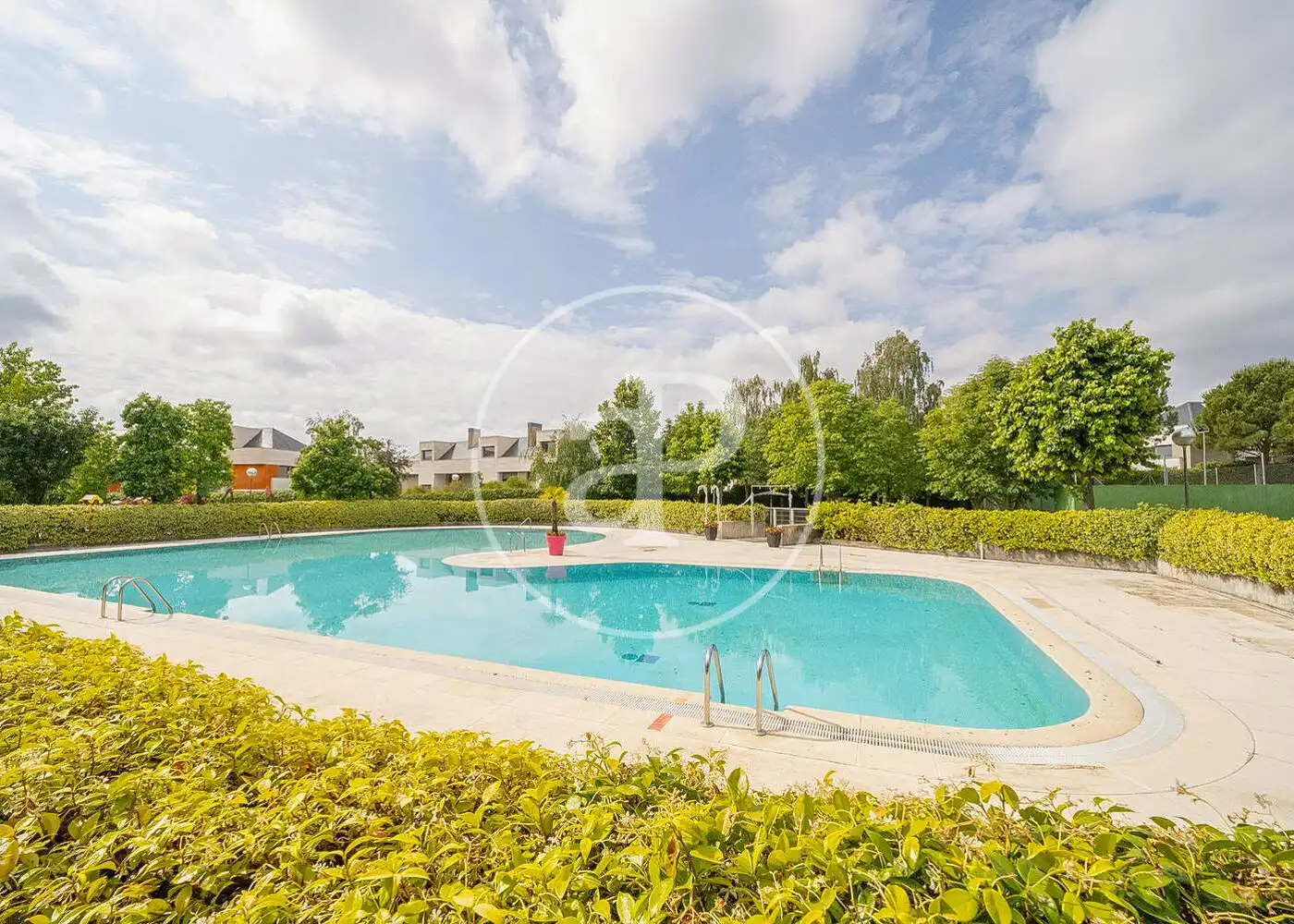 Piscina de Casa adosada en venda en La Moraleja amb Aire condicionat, Calefacció i Jardí privat