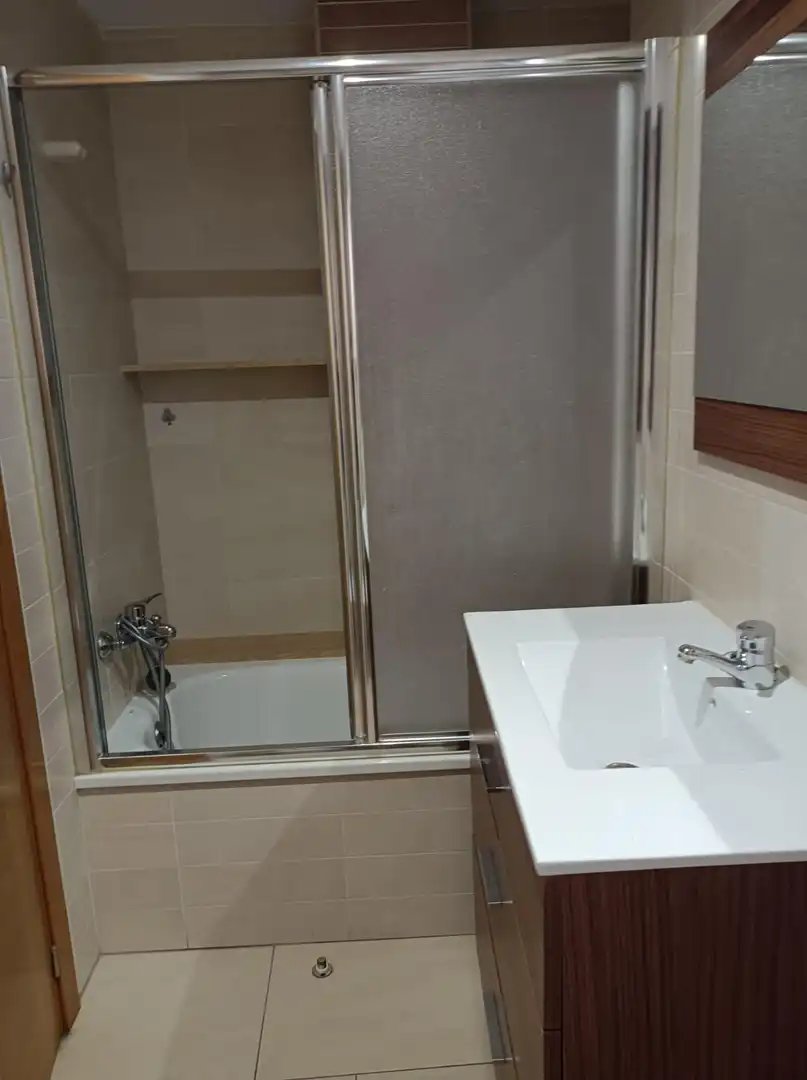 Badezimmer von Wohnung zur Miete in Elche / Elx mit Klimaanlage und Möbliert