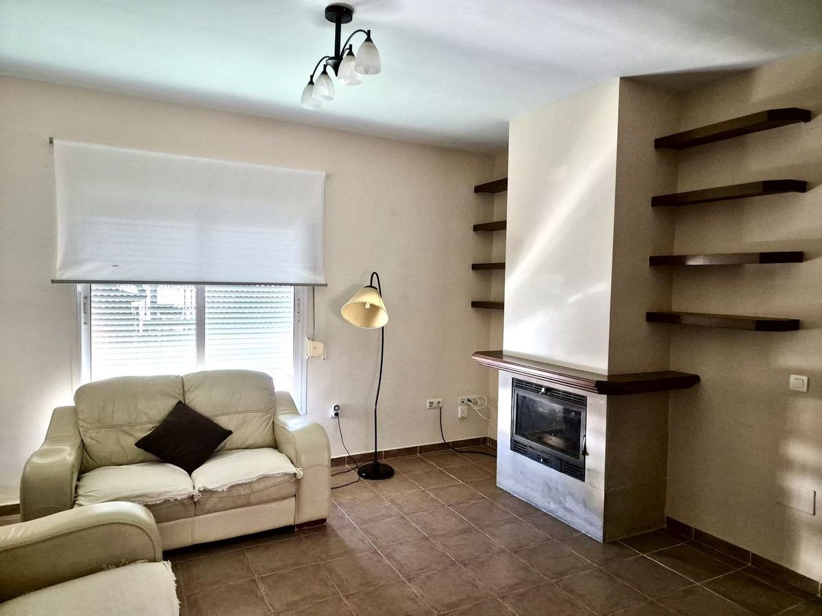 Sala d'estar de Casa adosada en venda en Marbella amb Aire condicionat, Terrassa i Traster