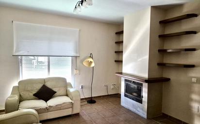 Sala d'estar de Casa adosada en venda en Marbella amb Aire condicionat, Terrassa i Traster