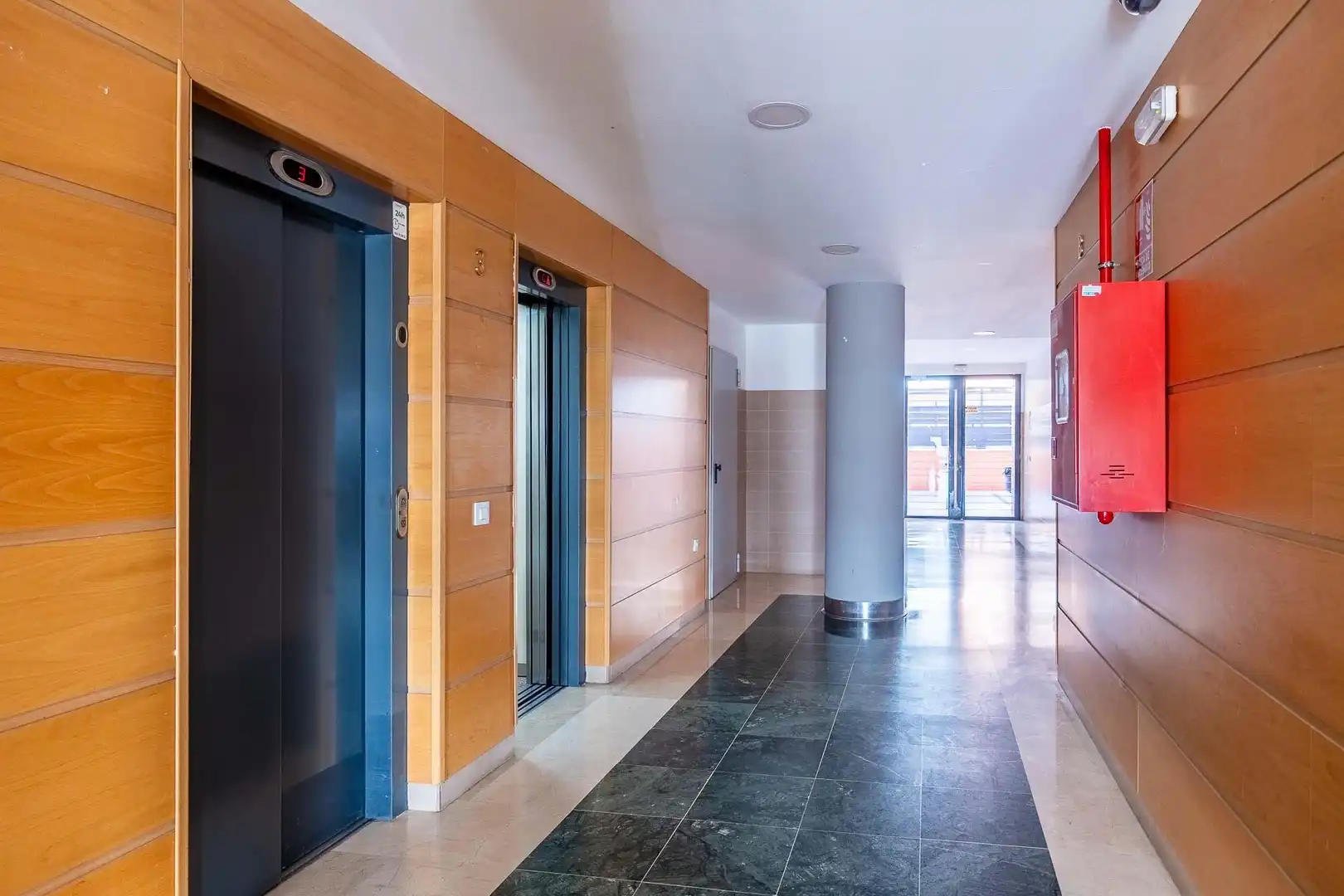 Wohnung zum Verkauf in Dos Hermanas mit Klimaanlage, Terrasse und Abstellraum