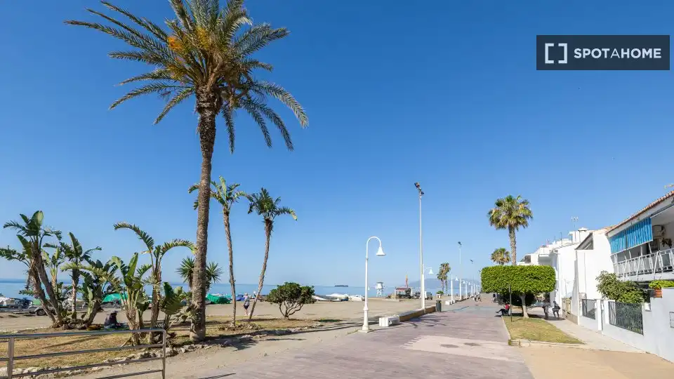 Vista exterior de Apartament per a compartir en Rincón de la Victoria amb Aire condicionat, Terrassa i Moblat