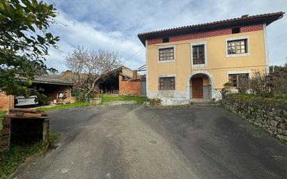 Vista exterior de Casa o xalet en venda en Llanes amb Jardí privat