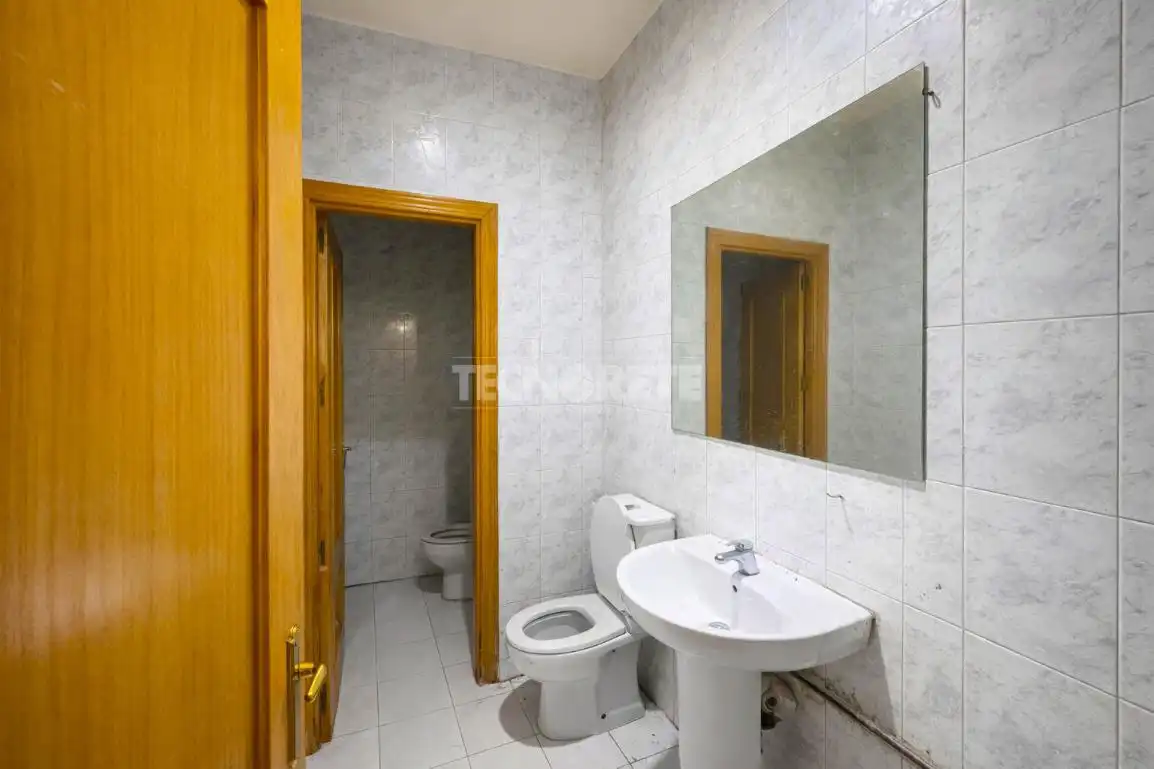 Bany de Local en venda en Madrid amb Calefacció, Parquet i Alarma