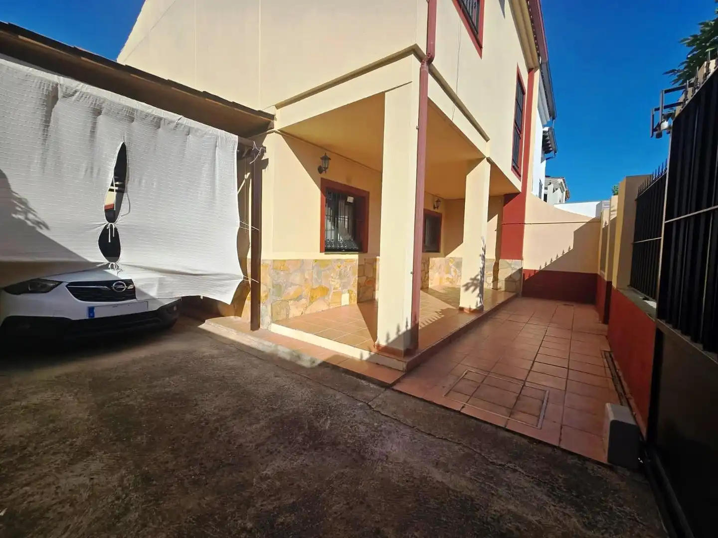 Vista exterior de Casa adosada en venda en Bormujos amb Aire condicionat, Terrassa i Piscina comunitària