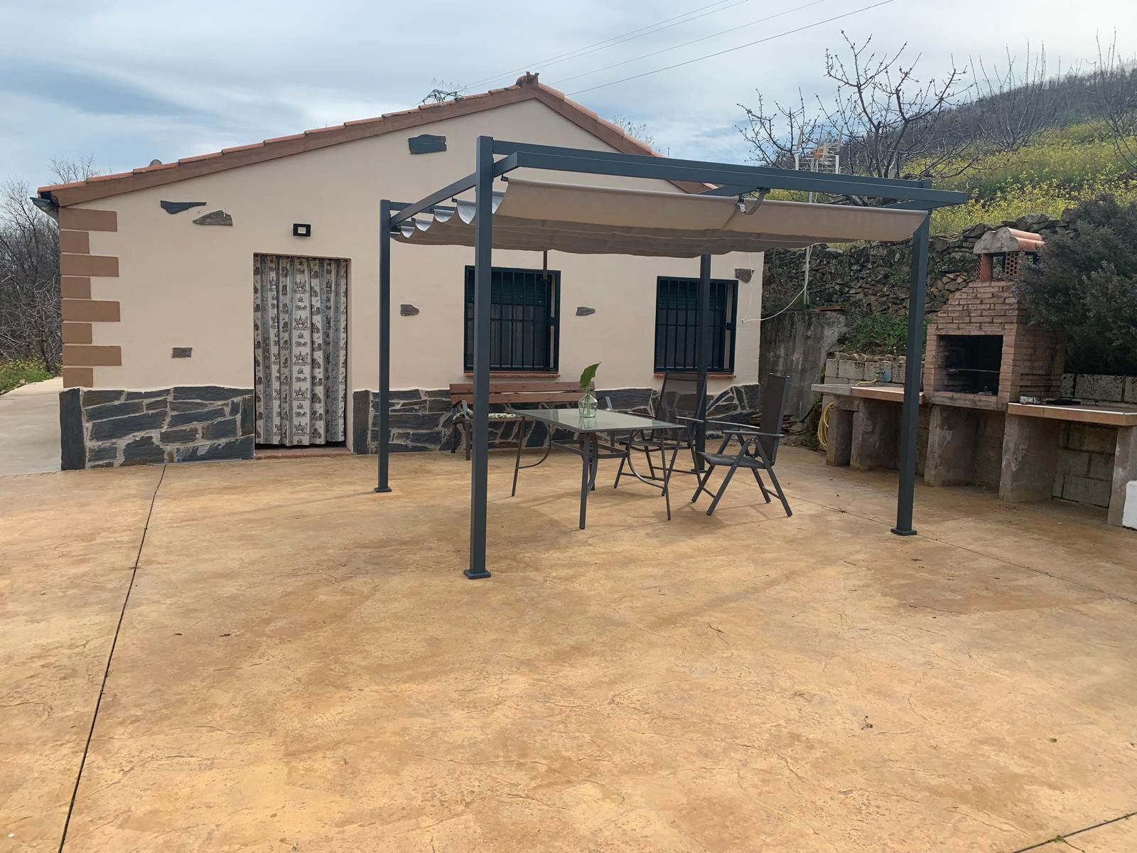 Terrassa de Finca rústica en venda en Valdastillas amb Jardí privat, Terrassa i Moblat